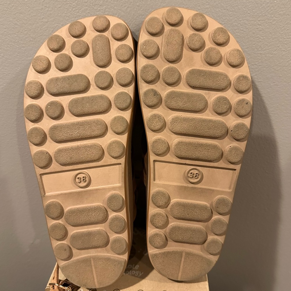 Elegant Tan Strappy Sandals - Picture 3 of 3